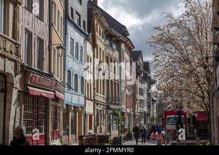 Rouen: Le case a graticcio lungo la rue Eau de Robec in tempesta luce del sole di primavera Foto Stock