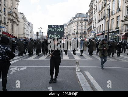 Parigi, Francia. Aprile 14, 2023. 12° giorno di mobilitazione contro la riforma delle pensioni a Parigi. - 14/4/2023 - Francia / Ile-de-France (regione) / Parigi - alla vigilia del verdetto del Consiglio costituzionale sulla costituzionalità del testo di riforma delle pensioni, la mobilitazione a Parigi e in Francia continua per il 12th° giorno di dimostrazioni.Credit: Le Pictorium/Alamy Live News Foto Stock