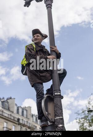 Parigi, Francia. Aprile 14, 2023. 12° giorno di mobilitazione contro la riforma delle pensioni a Parigi. - 14/4/2023 - Francia / Ile-de-France (regione) / Parigi - alla vigilia del verdetto del Consiglio costituzionale sulla costituzionalità del testo di riforma delle pensioni, la mobilitazione a Parigi e in Francia continua per il 12th° giorno di dimostrazioni.Credit: Le Pictorium/Alamy Live News Foto Stock