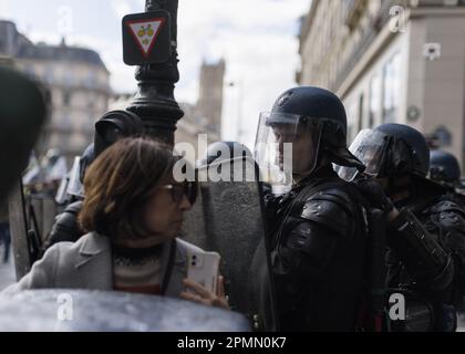 Parigi, Francia. Aprile 14, 2023. 12° giorno di mobilitazione contro la riforma delle pensioni a Parigi. - 14/4/2023 - Francia / Ile-de-France (regione) / Parigi - alla vigilia del verdetto del Consiglio costituzionale sulla costituzionalità del testo di riforma delle pensioni, la mobilitazione a Parigi e in Francia continua per il 12th° giorno di dimostrazioni.Credit: Le Pictorium/Alamy Live News Foto Stock