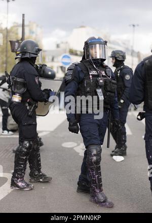 Parigi, Francia. Aprile 14, 2023. 12° giorno di mobilitazione contro la riforma delle pensioni a Parigi. - 14/4/2023 - Francia / Ile-de-France (regione) / Parigi - alla vigilia del verdetto del Consiglio costituzionale sulla costituzionalità del testo di riforma delle pensioni, la mobilitazione a Parigi e in Francia continua per il 12th° giorno di dimostrazioni.Credit: Le Pictorium/Alamy Live News Foto Stock