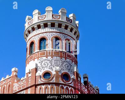 Budapest: L'ufficio del Palazzo postale ristrutturato e l'edificio del museo. mattone ornato e pietra torretta rotonda quota. architettura, viaggi e turismo Foto Stock