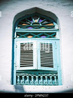 Una finestra con persiane in legno in una casa nel vecchio quartiere di Muscat, Oman Foto Stock