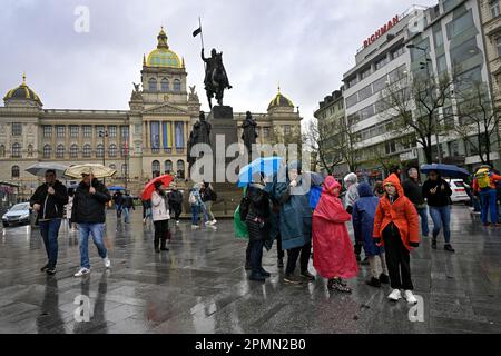 Praga, Repubblica Ceca. 14th Apr, 2023. Persone con ombrelli nella foto del 14 aprile 2023, in Piazza Venceslao a Praga, Repubblica Ceca. Credit: Vit Simanek/CTK Photo/Alamy Live News Foto Stock