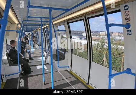 All'interno del nuovo sistema di transito passeggeri DART dell'aeroporto di Luton che collega l'aeroporto alla stazione ferroviaria di Luton Airport Parkway. Aperto a marzo 2023 Foto Stock