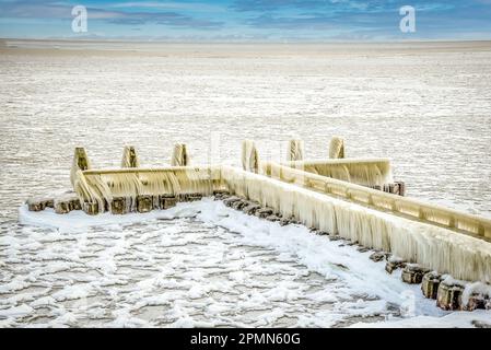 Den Oever, Paesi Bassi - 10 febbraio 2021. Accumulo di ghiaccio sui moli dell'Afsluitdijk a Ijsselmeer, Den Oever, Olanda. Foto Stock