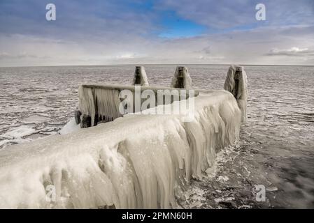 Den Oever, Paesi Bassi - 10 febbraio 2021. Accumulo di ghiaccio sui moli dell'Afsluitdijk a Ijsselmeer, Den Oever, Olanda. Foto Stock