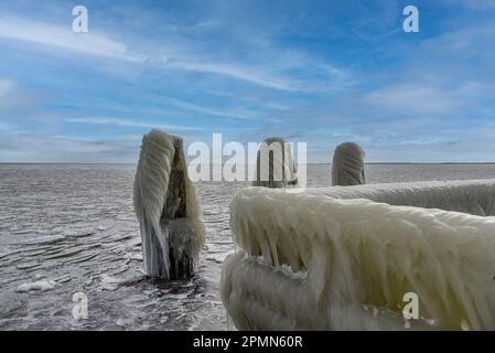 Den Oever, Paesi Bassi - 10 febbraio 2021. Accumulo di ghiaccio sui moli dell'Afsluitdijk a Ijsselmeer, Den Oever, Olanda. Foto Stock