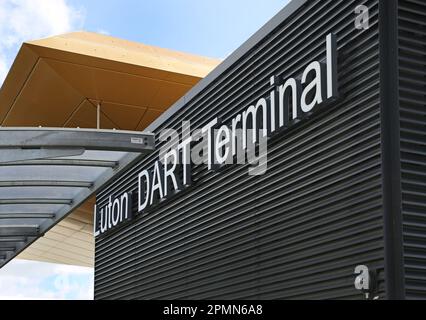 Esterno del nuovo terminal del sistema di transito passeggeri DART dell'aeroporto di Luton. Collega l'aeroporto alla stazione Luton Airport Parkway. Aperto a marzo 2023. Foto Stock