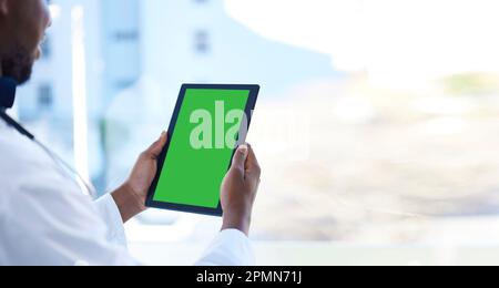 Dottore, uomo e mani con schermo verde sul tablet per TeleHealth, assistenza sanitaria o assicurazione sulla vita in ospedale. Mano di medico maschio Foto Stock