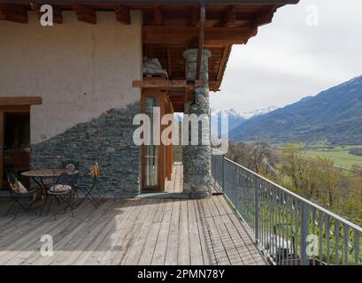 Vista dalla terrazza dell'agriturismo Les Granges in Valle d'Aosta sul paesaggio alpino circostante Foto Stock