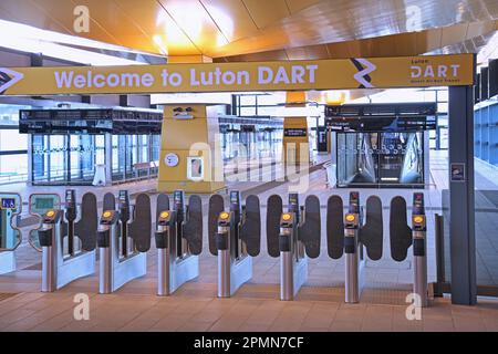 Barriere per i biglietti presso il nuovo sistema di transito passeggeri DART dell'aeroporto di Luton. Collega l'aeroporto alla stazione ferroviaria Luton Airport Parkway. Aperto a marzo 2023. Foto Stock