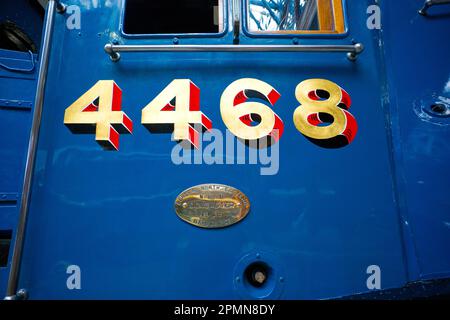4468 numeri dipinti a fianco del rivoluzionario motore a vapore Mallard nello York Railwy Museum Foto Stock