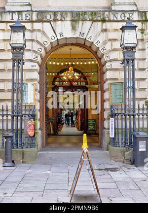 Mercato di St Nicholas presso l'edificio Corn Exchange di Bristol, Regno Unito Foto Stock