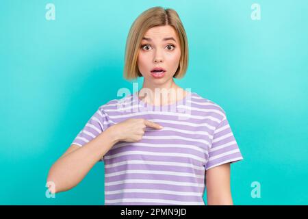 Foto di giovane ragazza confuso indossare t-shirt a righe diretto dito se stessa inaspettata colpevole senza parole isolato su sfondo di colore ciano Foto Stock