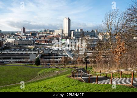 Yorkshire, Regno Unito – 27 Dic 2020: Stazione ferroviaria di Sheffield e edifici urbani visuati dal parco del monumento al colera: Vista sulla città Foto Stock