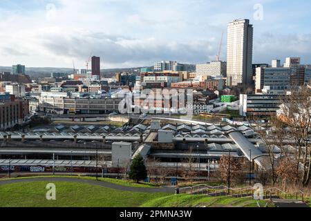 Yorkshire, Regno Unito – 27 Dic 2020: Stazione ferroviaria di Sheffield e edifici urbani visuati dal parco del monumento al colera: Vista sulla città Foto Stock