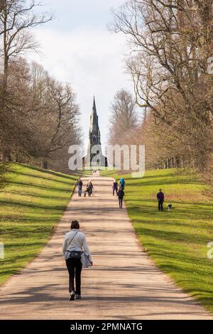 Persone che camminano nei giardini di Studley Royal Gardens con St. Mary's Church, Church Walk, Studley Royal, Ripon, North Yorkshire Foto Stock