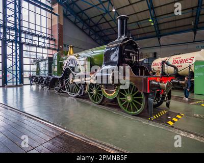 Immagine generale all'interno del National Railway Museum di York, vista qui con la locomotiva a corsa singola Great Northern Railways Sterling Foto Stock