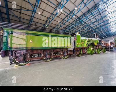 Immagine generale all'interno del National Railway Museum di York, vista qui con la locomotiva a corsa singola Great Northern Railways Sterling Foto Stock