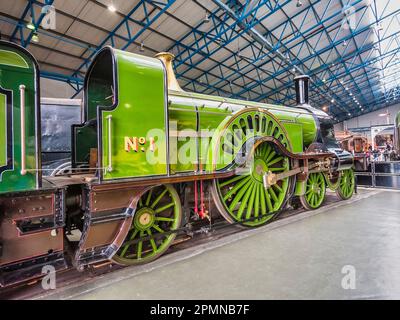 Immagine generale all'interno del National Railway Museum di York, vista qui con la locomotiva a corsa singola Great Northern Railways Sterling Foto Stock