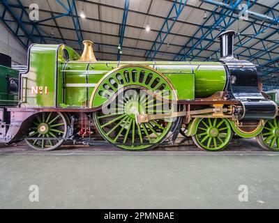 Immagine generale all'interno del National Railway Museum di York, vista qui con la locomotiva a corsa singola Great Northern Railways Sterling Foto Stock