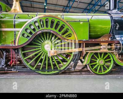 Immagine generale all'interno del National Railway Museum di York, vista qui con la locomotiva a corsa singola Great Northern Railways Sterling Foto Stock