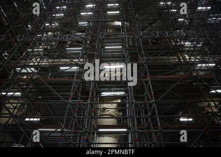 Parigi, Francia. 14th Apr, 2023. Impalcatura all'interno della navata della Cattedrale di Notre-Dame de Paris, danneggiata da un incendio devastante quattro anni fa, mentre i lavori di restauro proseguono a Parigi, in Francia, il 14 aprile 2023. Foto di Sarah Meyssonnier/Pool/ABACAPRESS.COM Credit: Abaca Press/Alamy Live News Foto Stock