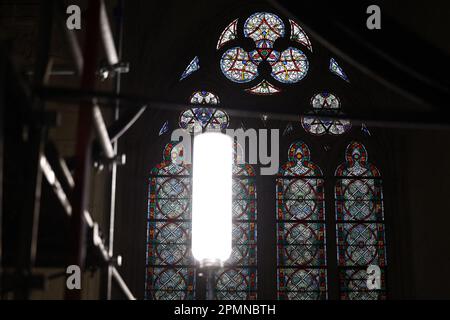 Parigi, Francia. 14th Apr, 2023. Impalcatura all'interno della navata della Cattedrale di Notre-Dame de Paris, danneggiata da un incendio devastante quattro anni fa, mentre i lavori di restauro proseguono a Parigi, in Francia, il 14 aprile 2023. Foto di Sarah Meyssonnier/Pool/ABACAPRESS.COM Credit: Abaca Press/Alamy Live News Foto Stock