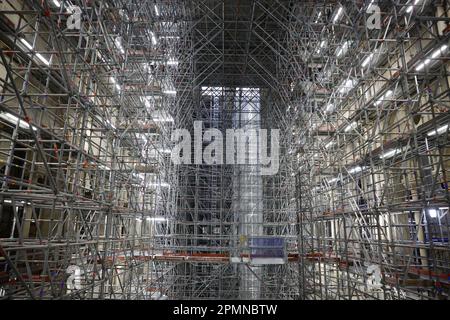 Parigi, Francia. 14th Apr, 2023. Impalcatura all'interno della navata della Cattedrale di Notre-Dame de Paris, danneggiata da un incendio devastante quattro anni fa, mentre i lavori di restauro proseguono a Parigi, in Francia, il 14 aprile 2023. Foto di Sarah Meyssonnier/Pool/ABACAPRESS.COM Credit: Abaca Press/Alamy Live News Foto Stock