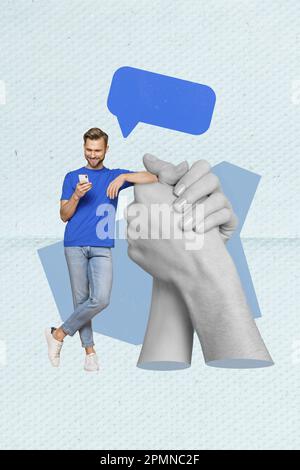 Modello poster banner collage di giovane ragazzo utilizzando gadget smart texting con gli amici aiutando supporto Foto Stock