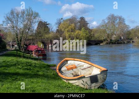 Vista primaverile del ponte di Sonning sul Tamigi in una giornata di sole a Sonning-on-Thames, Berkshire, Inghilterra, Regno Unito, con barche Foto Stock