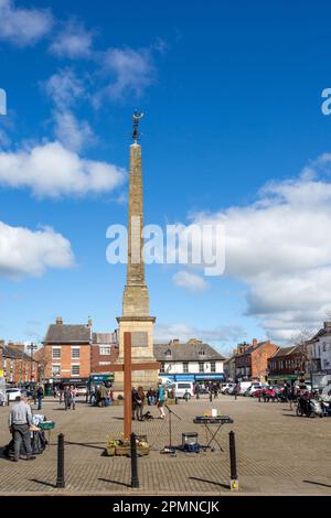 Il monumento Obelisco nella piazza del mercato della città del North Yorkshire di Ripon è stato progettato da Nicholas Hawksmoor e costruito nel 1702 Foto Stock