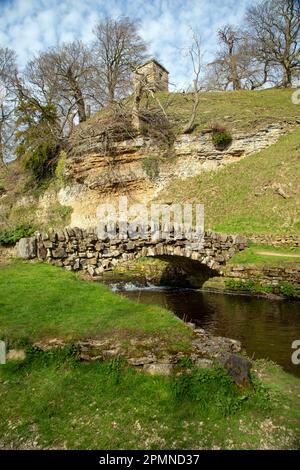 La Seven Bridges Valley cammina per una passeggiata panoramica all'interno dei giardini di Royal Studley e dell'Abbazia di Fountains vicino a Ripon, nel North Yorkshire England Foto Stock