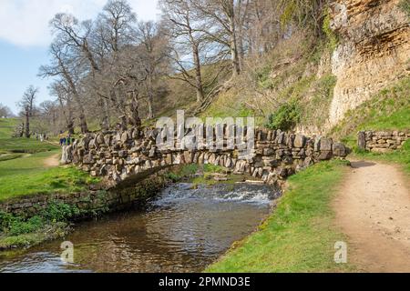 La Seven Bridges Valley cammina per una passeggiata panoramica all'interno dei giardini di Royal Studley e dell'Abbazia di Fountains vicino a Ripon, nel North Yorkshire England Foto Stock