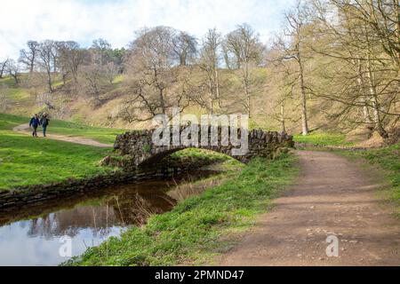 La Seven Bridges Valley cammina per una passeggiata panoramica all'interno dei giardini di Royal Studley e dell'Abbazia di Fountains vicino a Ripon, nel North Yorkshire England Foto Stock