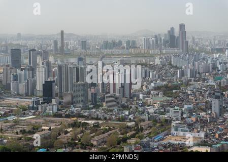 Seoul Corea del Sud paesaggio urbano durante l'inquinamento da polveri gialle il 10 aprile 2023 Foto Stock