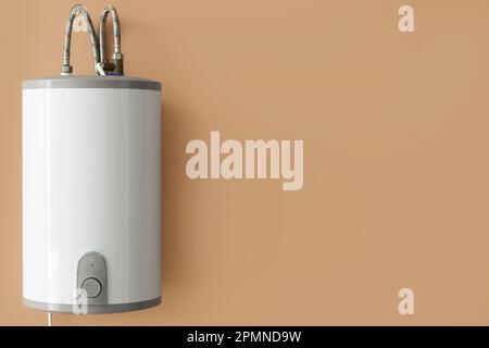 Caldaia elettrica moderna su parete gialla, closeup Foto stock - Alamy