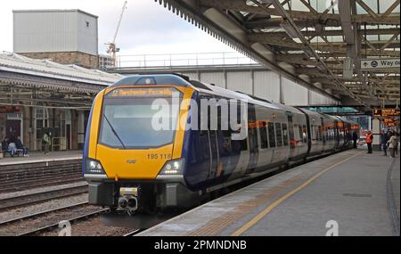 Stazione ferroviaria di Sheffield e DMU settentrionale 195118, Sheffield St, Sheffield City Centre, Sheffield , South Yorkshire, INGHILTERRA, REGNO UNITO, S1 2BP Foto Stock