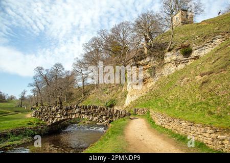 La Seven Bridges Valley cammina per una passeggiata panoramica all'interno dei giardini di Royal Studley e dell'Abbazia di Fountains vicino a Ripon, nel North Yorkshire England Foto Stock