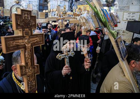 Gerusalemme est, Israele. 14th Apr, 2023. I cristiani ortodossi portano croci di legno lungo la Via dolorosa nella Città Vecchia di Gerusalemme durante la processione del Venerdì Santo ortodosso prima del Sabato Santo di domani. I pellegrini cristiani hanno partecipato alle processioni lungo il cammino, mentre, secondo la tradizione, Gesù Cristo ha portato la croce il suo ultimo giorno prima della crocifissione. (Foto di Saeed Qaq/SOPA Images/Sipa USA) Credit: Sipa USA/Alamy Live News Foto Stock