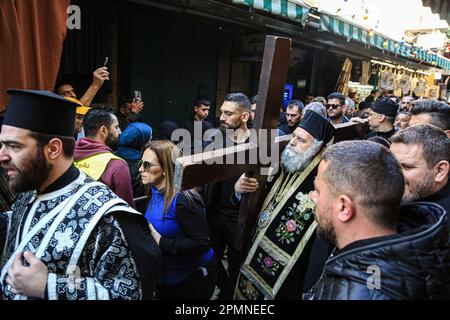 Gerusalemme est, Israele. 14th Apr, 2023. I cristiani ortodossi portano croci di legno lungo la Via dolorosa nella Città Vecchia di Gerusalemme durante la processione del Venerdì Santo ortodosso prima del Sabato Santo di domani. I pellegrini cristiani hanno partecipato alle processioni lungo il cammino, mentre, secondo la tradizione, Gesù Cristo ha portato la croce il suo ultimo giorno prima della crocifissione. (Foto di Saeed Qaq/SOPA Images/Sipa USA) Credit: Sipa USA/Alamy Live News Foto Stock