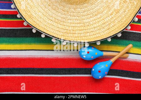 Maracas messicane con cappello sombrero su serape colorata Foto Stock