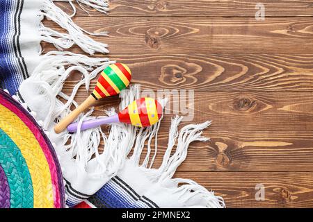 Maracas messicane con serape su sfondo di legno Foto Stock