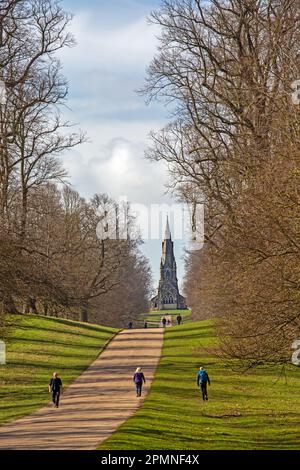 Persone che camminano nei giardini di Studley Royal Gardens con St. Mary's Church, Church Walk, Studley Royal, Ripon, North Yorkshire Foto Stock