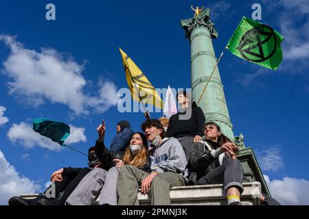 Julien Mattia / le Pictorium - 12th° giorno di mobilitazione contro la riforma delle pensioni a Parigi, 13 aprile 2023 - 14/4/2023 - Francia / Parigi / Parigi - il collettivo ecologico XR (Extinction Rebellion) durante la mobilitazione del 13 aprile contro la riforma delle pensioni, a Parigi. Foto Stock