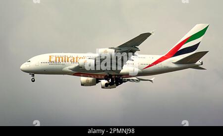 Emirates A380 da glasgow a dubai, il più grande aereo passeggeri del mondo sopra la cappellina di tamburi nel nord-ovest della città Foto Stock