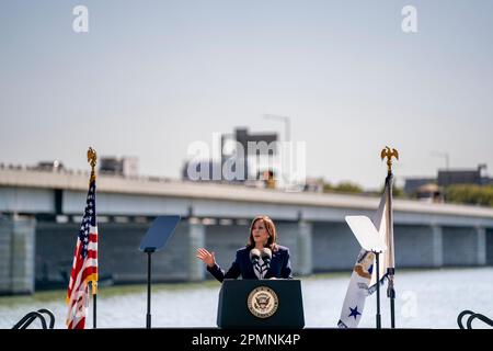 Washington, DC, USA, 13 aprile 2023. Il Vice Presidente degli Stati Uniti Kamala Harris esprime le sue osservazioni in occasione di un evento Investing in America a Washington, DC, USA, 13 aprile 2023. $72 milioni di euro in fondi federali sono stati stanziati per potenziare la sezione a quattro corsie, 395 km a nord del ponte 14th °. Il ponte di 73 anni gestisce più di 88.000 veicoli al giorno e richiede riparazioni costanti.Credit: Shawn Thew/Pool via CNP /MediaPunch Foto Stock