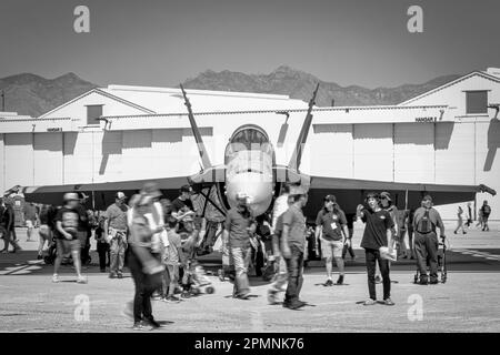 Gli appassionati di Airshow si riuniscono intorno a un F-18 Hornet in mostra al 2023 Thunder and Lightning Over Arizona a Tucson, Arizona. Foto Stock