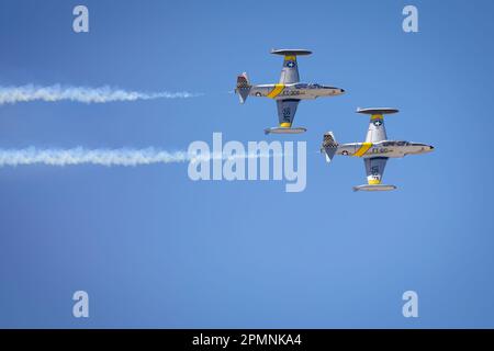 Il team T-33 Shooting Star di ACE Maker Aviation si esibisce al Thunder and Lightning Over Arizona del 2023 a Tucson, Arizona. Foto Stock